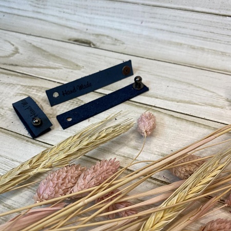Аксессуары для одежды и обуви Кожаная бирка с кнопкой "Hand Made" 13*7см (джинс)